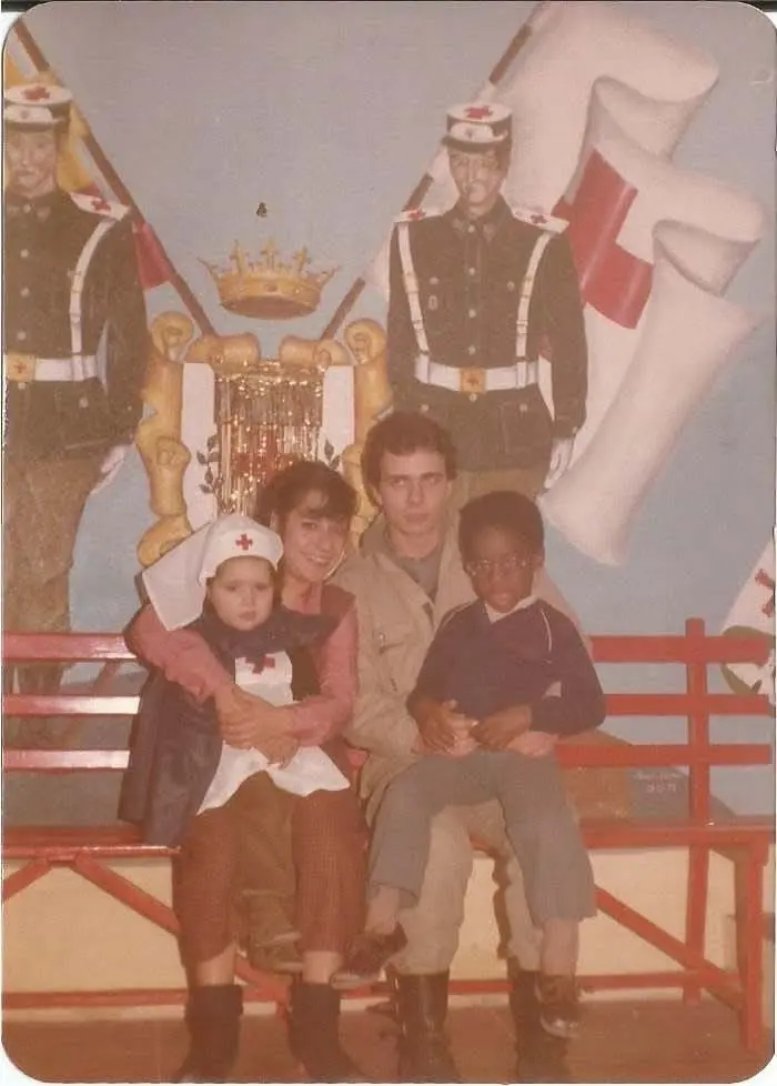 Pintura que que decoraba el destacamento de alcobendas, en la foto se ven dos sanitarios e hijos de sanitarios posando